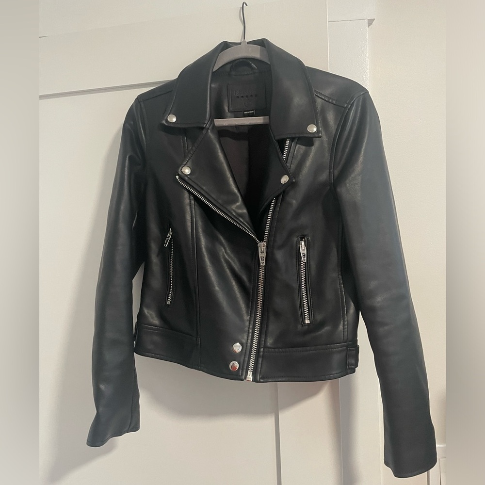 LIKE NEW! Blank NYC vegan leather black moto jacket - size women’s small